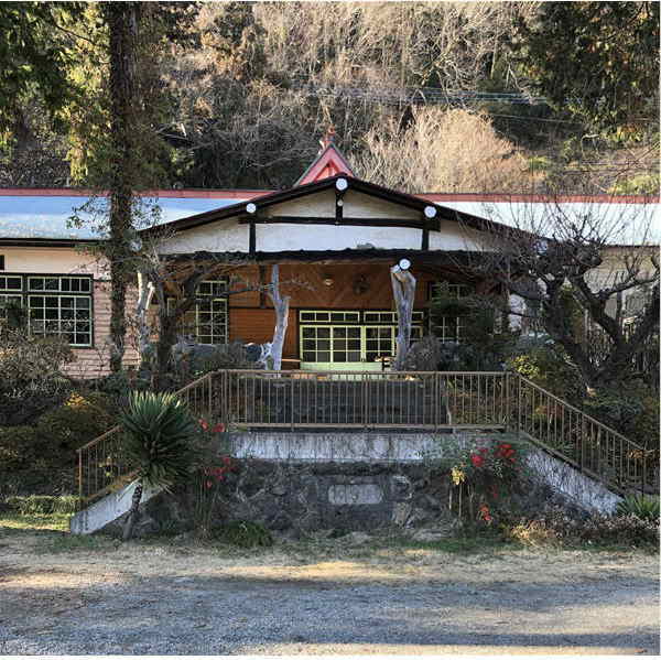 レイクハウス（旧秋川中学校）正面